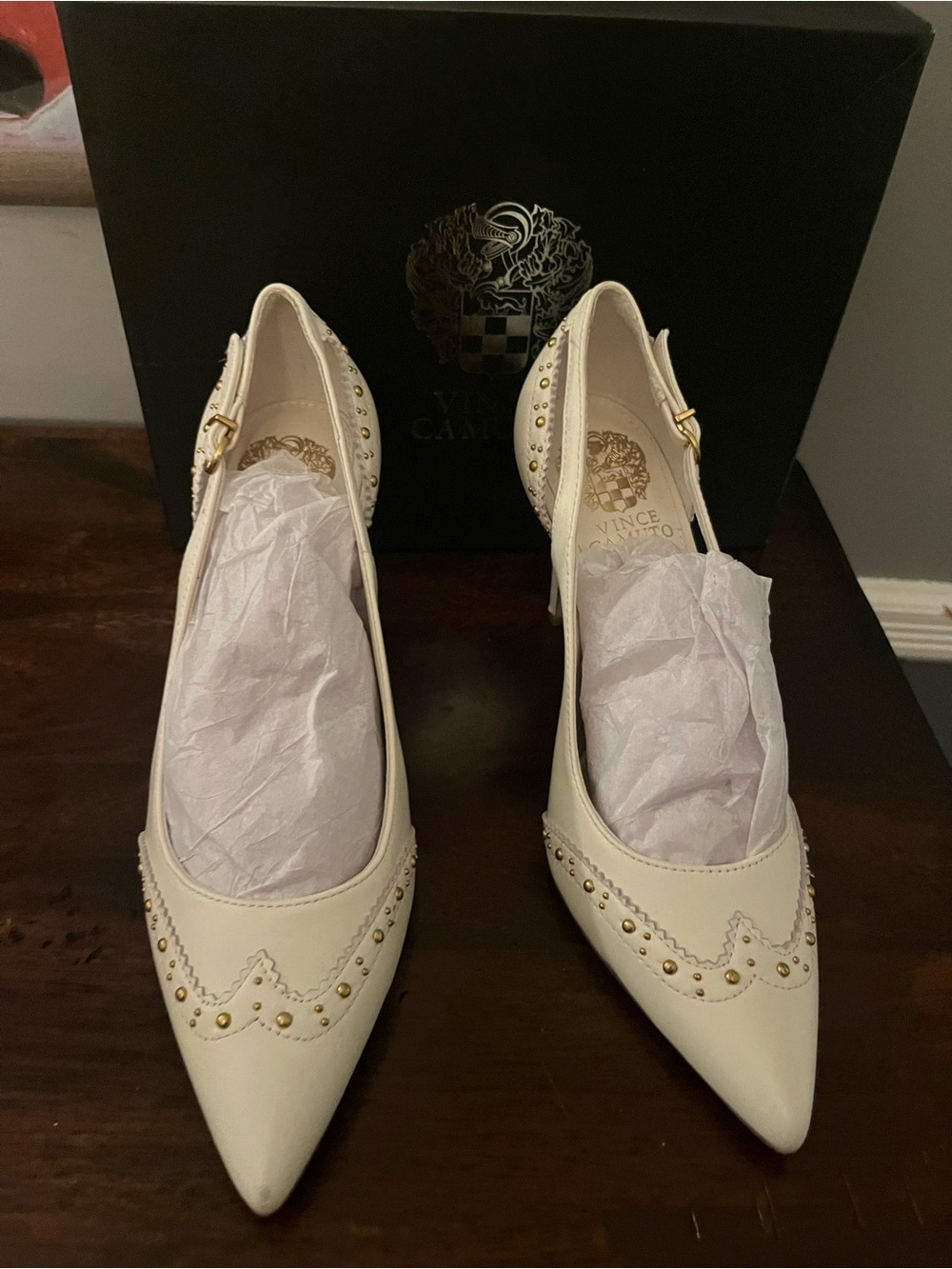NIB Vince Camuto VC-HALLY Studded Pointed-Toe Leather Pumps in Coconut Size 8
